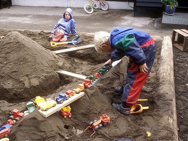 Børn der graver og bygger i sandet
