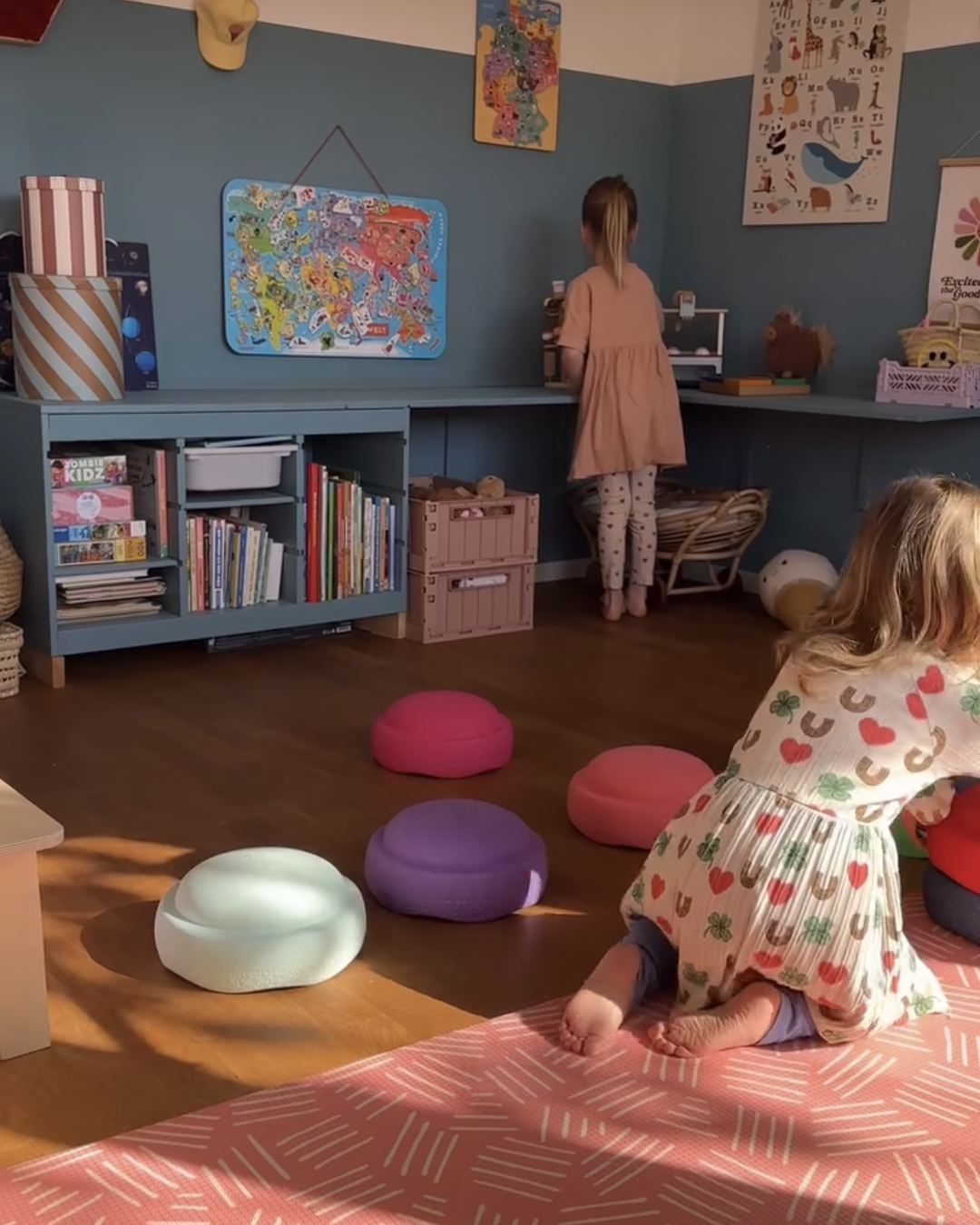Legestuen med bogreol, tavle og plads til at lege